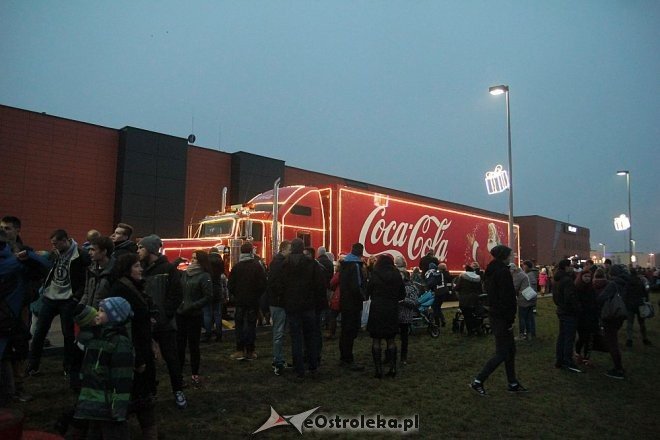 Tłumy ostrołęczan przywitały ciężarówkę Coca Coli z Mikołajem [09.12.2015] - zdjęcie #80 - eOstroleka.pl