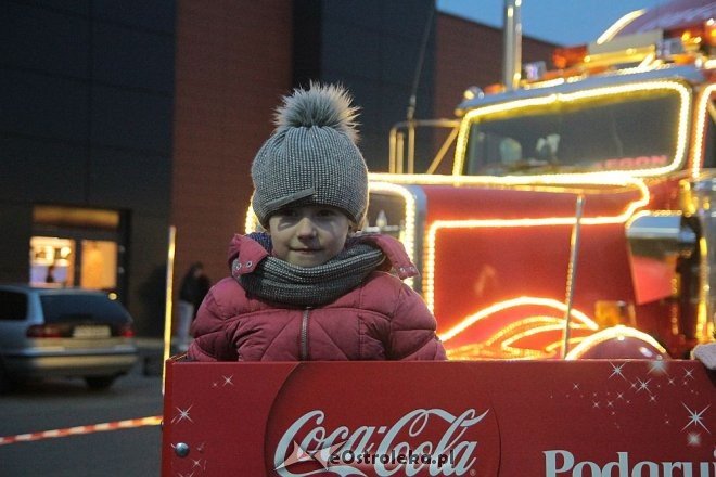 Tłumy ostrołęczan przywitały ciężarówkę Coca Coli z Mikołajem [09.12.2015] - zdjęcie #5 - eOstroleka.pl