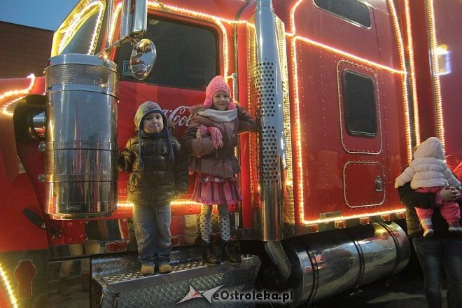Tłumy ostrołęczan przywitały ciężarówkę Coca Coli z Mikołajem [09.12.2015] - zdjęcie #2 - eOstroleka.pl