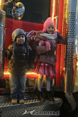 Tłumy ostrołęczan przywitały ciężarówkę Coca Coli z Mikołajem [09.12.2015] - zdjęcie #1 - eOstroleka.pl