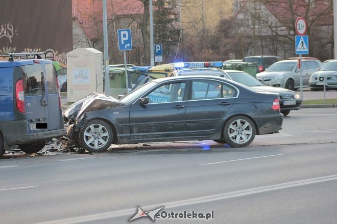 Ostrołęka: Wypadek na skrzyżowaniu 11 Listopada i Dobrzańskiego [14.12.2015] - zdjęcie #3 - eOstroleka.pl