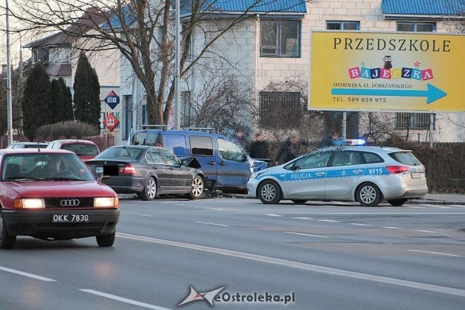 Ostrołęka: Wypadek na skrzyżowaniu 11 Listopada i Dobrzańskiego [14.12.2015] - zdjęcie #13 - eOstroleka.pl
