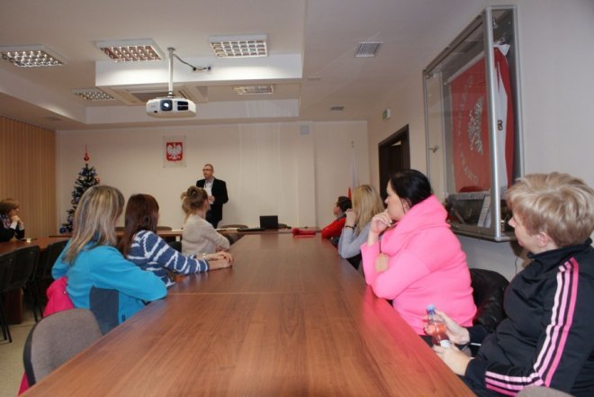 O obronie koniecznej i stanie wyższej konieczności z kursantkami XI edycji Bądź Bezpieczna [14.12.2015] - zdjęcie #6 - eOstroleka.pl