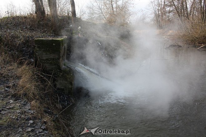 Ostrołęka: Gorąca ciecz z kanału zrzutowego na Narwi. Kolejna awaria w Stora Enso? [15.12.2015] - zdjęcie #1 - eOstroleka.pl