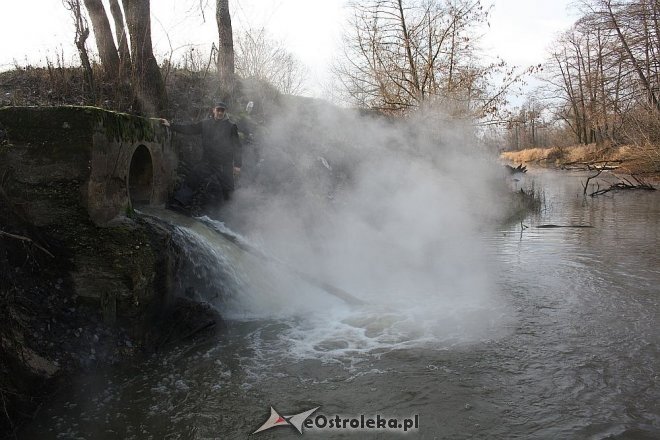 Ostrołęka: Gorąca ciecz z kanału zrzutowego na Narwi. Kolejna awaria w Stora Enso? [15.12.2015] - zdjęcie #2 - eOstroleka.pl