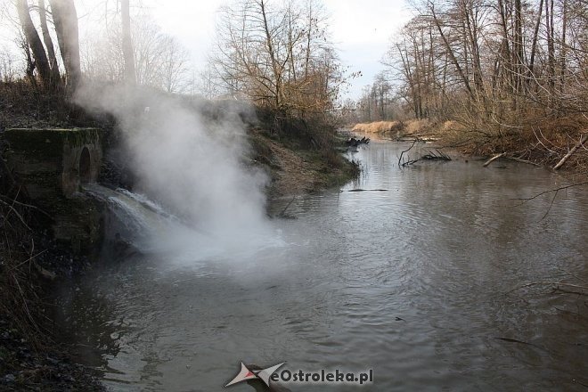 Ostrołęka: Gorąca ciecz z kanału zrzutowego na Narwi. Kolejna awaria w Stora Enso? [15.12.2015] - zdjęcie #3 - eOstroleka.pl