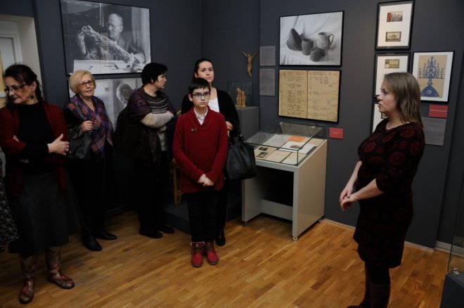Finisaż wystawy kolekcjonerskiej w Muzeum Kultury Kurpiowskiej [17.12.2015] - zdjęcie #15 - eOstroleka.pl