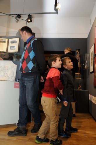 Finisaż wystawy kolekcjonerskiej w Muzeum Kultury Kurpiowskiej [17.12.2015] - zdjęcie #13 - eOstroleka.pl