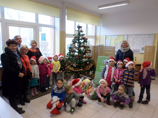 Przedświąteczna zbiórka słodyczy w miejskiej „ósemce” [17.12.2015] - zdjęcie #5 - eOstroleka.pl