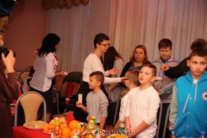 Świąteczne paczki dla dzieci z rodzin zastępczych i rodzinnego domu dziecka [18.12.2015] - zdjęcie #9 - eOstroleka.pl
