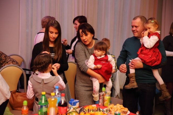 Świąteczne paczki dla dzieci z rodzin zastępczych i rodzinnego domu dziecka [18.12.2015] - zdjęcie #16 - eOstroleka.pl