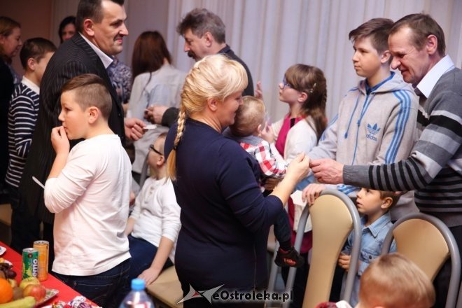 Świąteczne paczki dla dzieci z rodzin zastępczych i rodzinnego domu dziecka [18.12.2015] - zdjęcie #19 - eOstroleka.pl