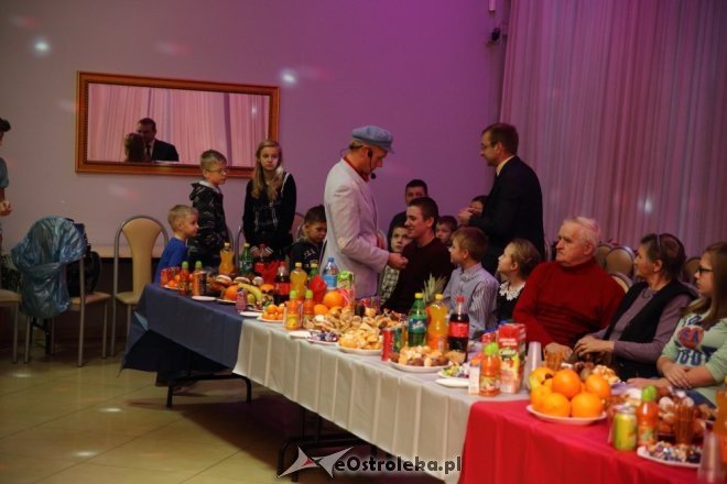 Świąteczne paczki dla dzieci z rodzin zastępczych i rodzinnego domu dziecka [18.12.2015] - zdjęcie #21 - eOstroleka.pl