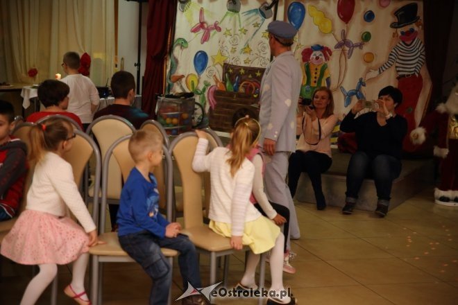 Świąteczne paczki dla dzieci z rodzin zastępczych i rodzinnego domu dziecka [18.12.2015] - zdjęcie #28 - eOstroleka.pl