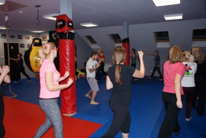 Trening z Mistrzem w ramach kursu samoobrony dla kobiet Bądź Bezpieczna [21.12.2015] - zdjęcie #2 - eOstroleka.pl