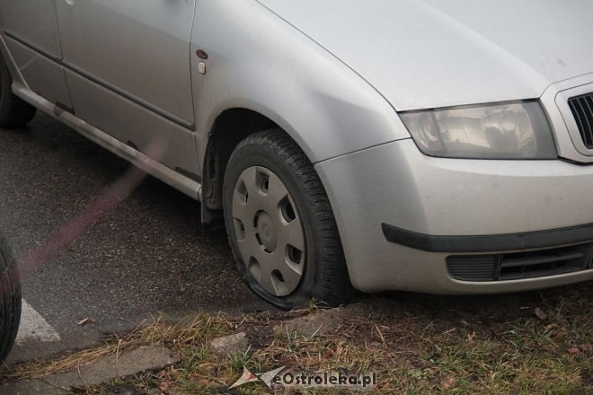 Ostrołęka: Wandale uszkodzili blisko sto aut na osiedlu Centrum [26.12.2015] - zdjęcie #6 - eOstroleka.pl