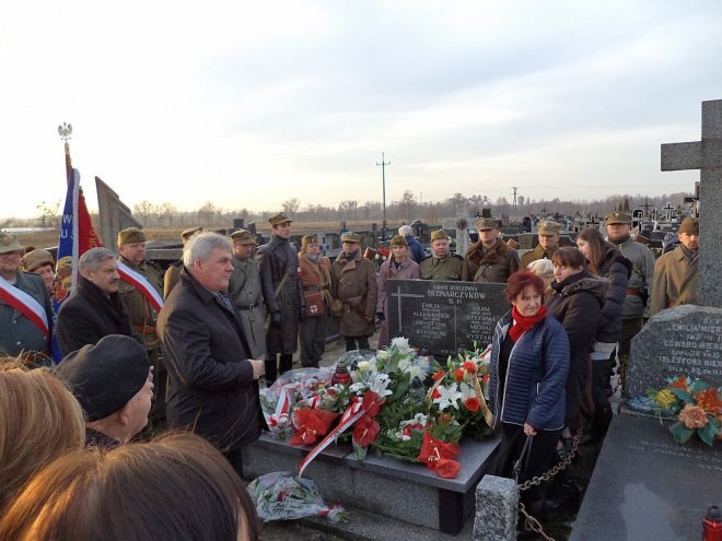 Uroczystości w 69 rocznicę śmierci kpt. Aleksandra Bednarczyka „Adama” [27.12.2015] - zdjęcie #5 - eOstroleka.pl
