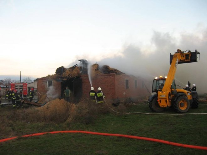 Pożar budynków gospodarczych w Romanowie [23.12.2015] - zdjęcie #4 - eOstroleka.pl