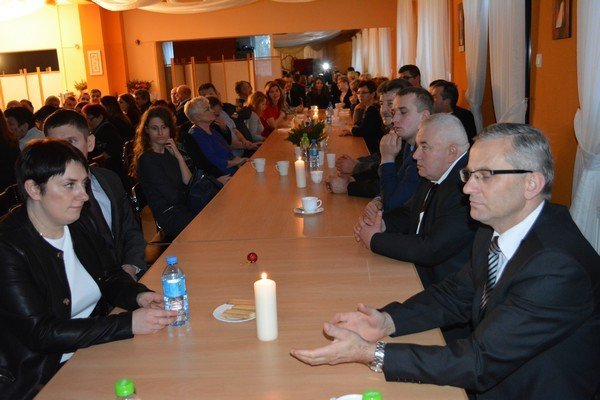 Wigilijne spotkanie samorządu gminy Łyse z udziałem Miss Polski 2014 Ewy Mielnickiej [22.12.2015] - zdjęcie #21 - eOstroleka.pl