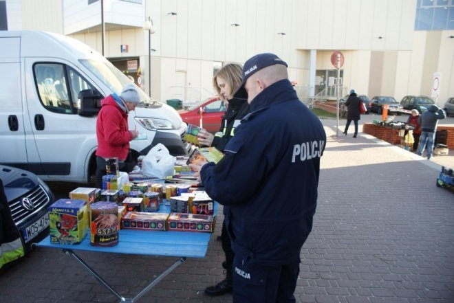 Punkty sprzedaży fajerwerków pod lupą ostrołęckich policjantów [30.12.2015] - zdjęcie #3 - eOstroleka.pl