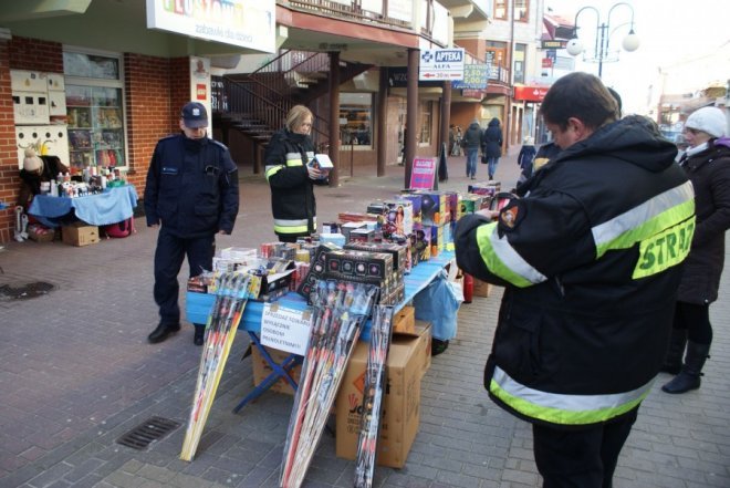 Punkty sprzedaży fajerwerków pod lupą ostrołęckich policjantów [30.12.2015] - zdjęcie #5 - eOstroleka.pl