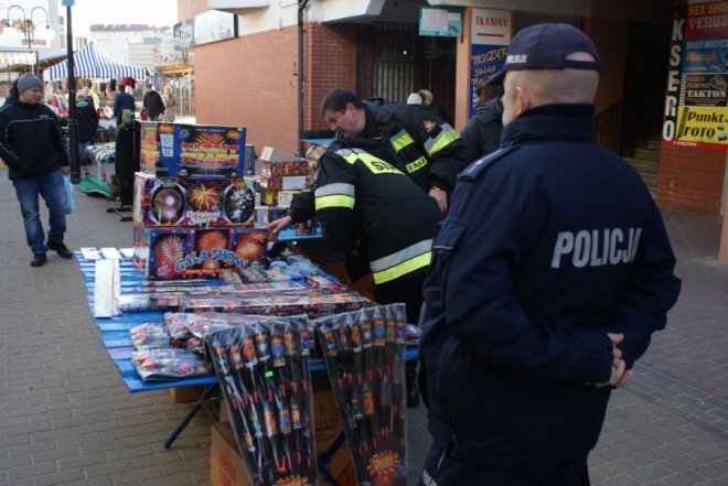 Punkty sprzedaży fajerwerków pod lupą ostrołęckich policjantów [30.12.2015] - zdjęcie #8 - eOstroleka.pl