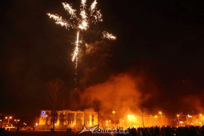 Tak Ostrołęka przywitała 2016 rok. Zobacz zdjęcia z miejskiego Sylwestra [31.12.2015] - zdjęcie #1 - eOstroleka.pl