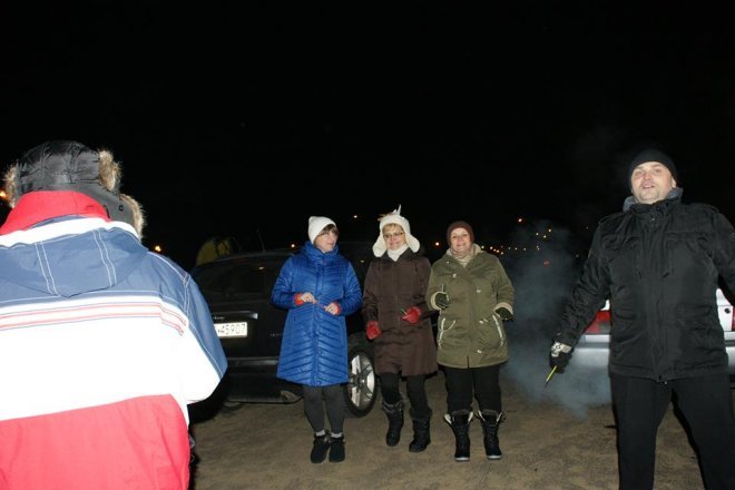 Ostrołęckie Morsy przywitały Nowy Rok w zamarzniętej Narwi [01.01.2016] - zdjęcie #21 - eOstroleka.pl