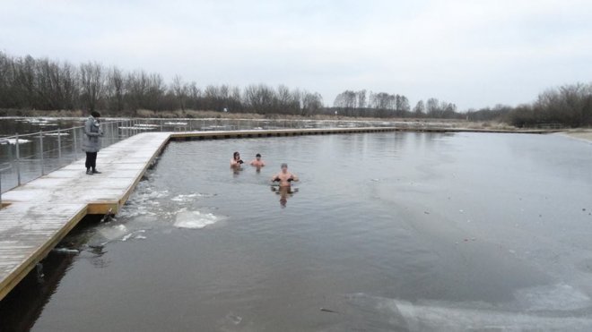 Ostrołęckie Morsy przywitały Nowy Rok w zamarzniętej Narwi [01.01.2016] - zdjęcie #4 - eOstroleka.pl