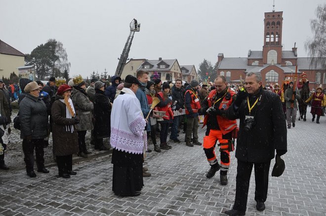 Orszak Trzech Króli przemaszerował ulicami Ostrołęki [06.01.2016] - zdjęcie #255 - eOstroleka.pl