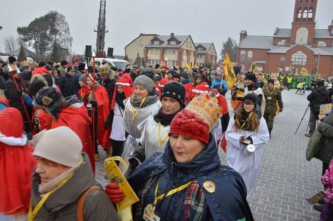 Orszak Trzech Króli przemaszerował ulicami Ostrołęki [06.01.2016] - zdjęcie #47 - eOstroleka.pl