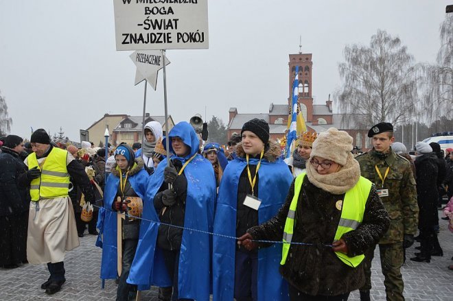 Orszak Trzech Króli przemaszerował ulicami Ostrołęki [06.01.2016] - zdjęcie #64 - eOstroleka.pl
