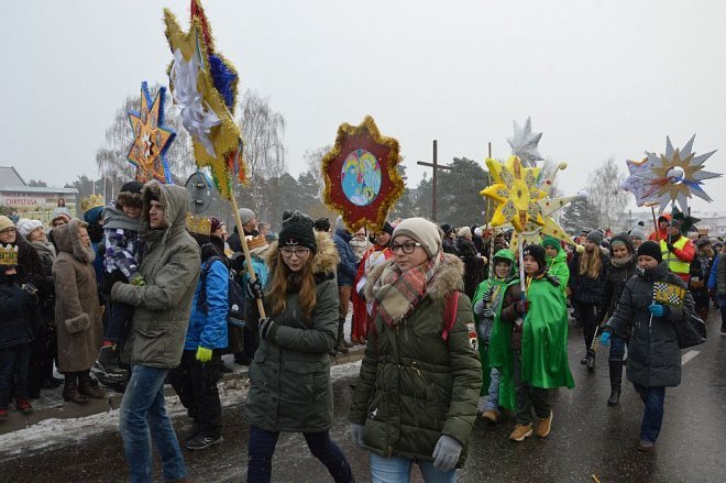 Orszak Trzech Króli przemaszerował ulicami Ostrołęki [06.01.2016] - zdjęcie #76 - eOstroleka.pl