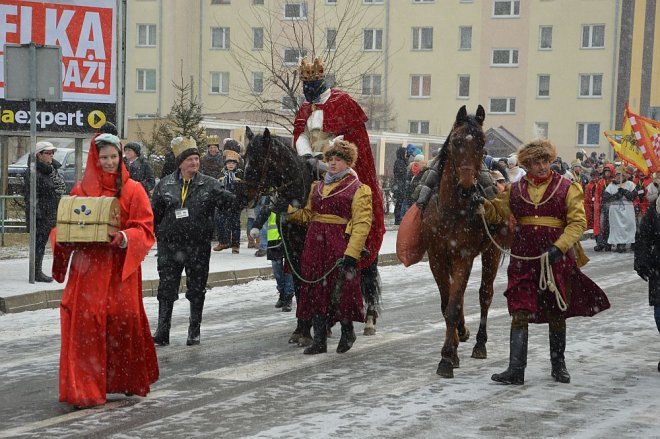 Orszak Trzech Króli przemaszerował ulicami Ostrołęki [06.01.2016] - zdjęcie #107 - eOstroleka.pl