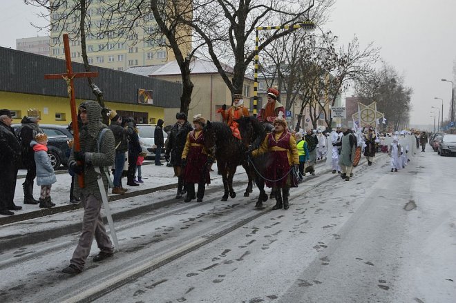 Orszak Trzech Króli przemaszerował ulicami Ostrołęki [06.01.2016] - zdjęcie #163 - eOstroleka.pl