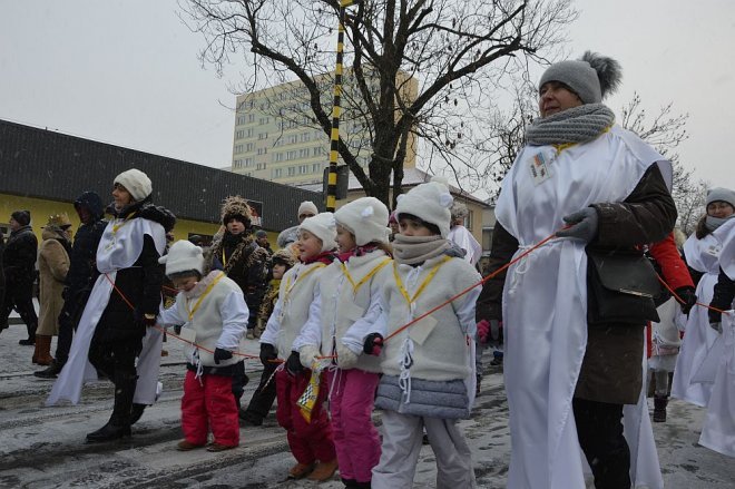 Orszak Trzech Króli przemaszerował ulicami Ostrołęki [06.01.2016] - zdjęcie #159 - eOstroleka.pl