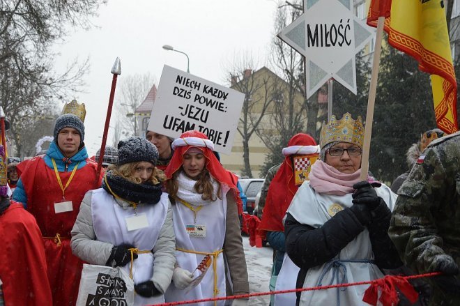 Orszak Trzech Króli przemaszerował ulicami Ostrołęki [06.01.2016] - zdjęcie #157 - eOstroleka.pl