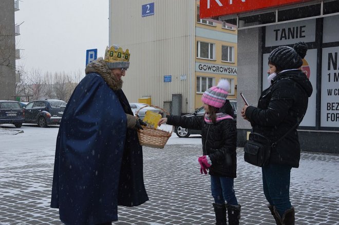 Orszak Trzech Króli przemaszerował ulicami Ostrołęki [06.01.2016] - zdjęcie #155 - eOstroleka.pl
