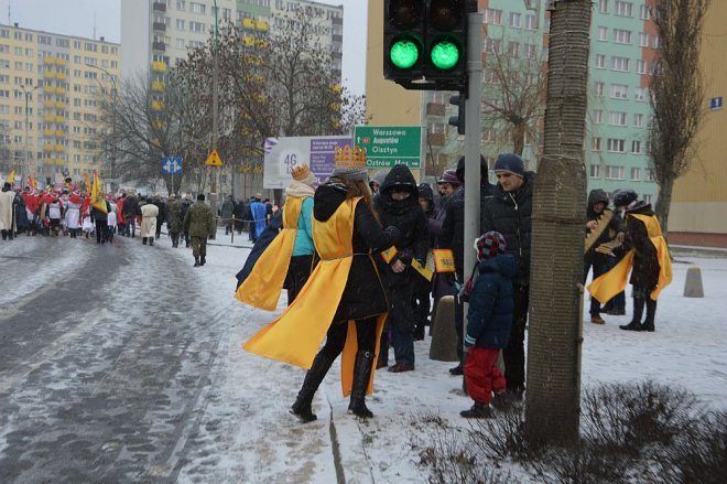 Orszak Trzech Króli przemaszerował ulicami Ostrołęki [06.01.2016] - zdjęcie #121 - eOstroleka.pl