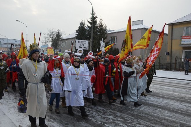 Orszak Trzech Króli przemaszerował ulicami Ostrołęki [06.01.2016] - zdjęcie #101 - eOstroleka.pl
