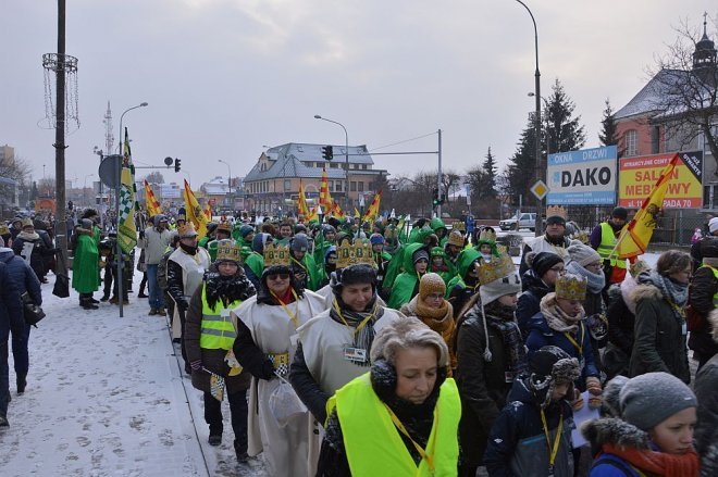 Orszak Trzech Króli przemaszerował ulicami Ostrołęki [06.01.2016] - zdjęcie #95 - eOstroleka.pl