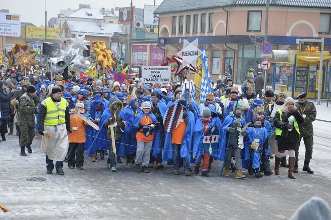 Orszak Trzech Króli przemaszerował ulicami Ostrołęki [06.01.2016] - zdjęcie #140 - eOstroleka.pl