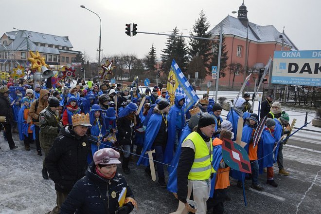 Orszak Trzech Króli przemaszerował ulicami Ostrołęki [06.01.2016] - zdjęcie #136 - eOstroleka.pl
