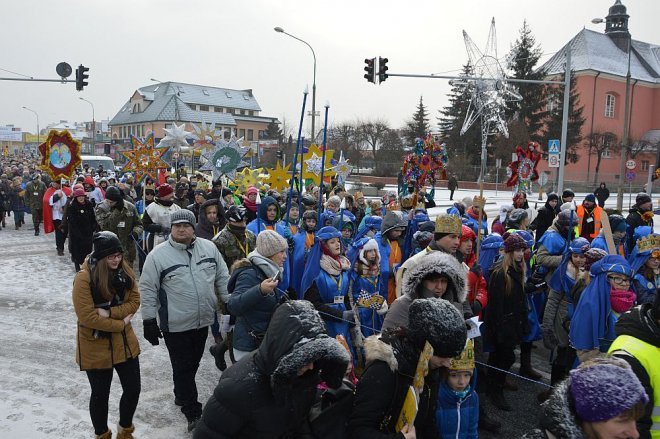 Orszak Trzech Króli przemaszerował ulicami Ostrołęki [06.01.2016] - zdjęcie #128 - eOstroleka.pl