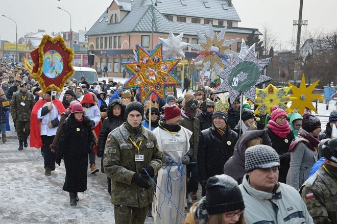 Orszak Trzech Króli przemaszerował ulicami Ostrołęki [06.01.2016] - zdjęcie #126 - eOstroleka.pl