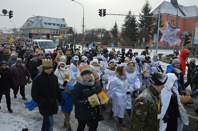Orszak Trzech Króli przemaszerował ulicami Ostrołęki [06.01.2016] - zdjęcie #110 - eOstroleka.pl