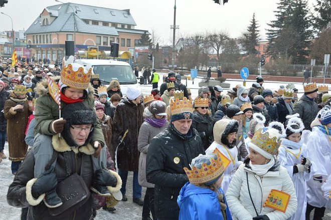 Orszak Trzech Króli przemaszerował ulicami Ostrołęki [06.01.2016] - zdjęcie #108 - eOstroleka.pl