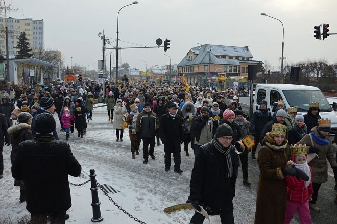 Orszak Trzech Króli przemaszerował ulicami Ostrołęki [06.01.2016] - zdjęcie #102 - eOstroleka.pl