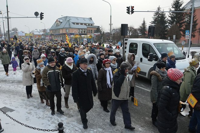 Orszak Trzech Króli przemaszerował ulicami Ostrołęki [06.01.2016] - zdjęcie #100 - eOstroleka.pl