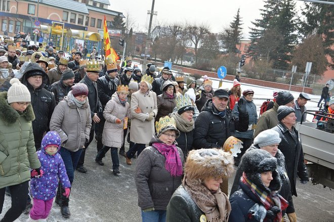 Orszak Trzech Króli przemaszerował ulicami Ostrołęki [06.01.2016] - zdjęcie #96 - eOstroleka.pl